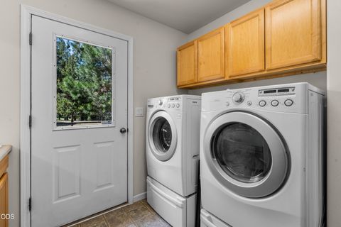 Tiny photo for 15194 E River Loop Drive E, Bend, OR 97707 (MLS # 220222710)