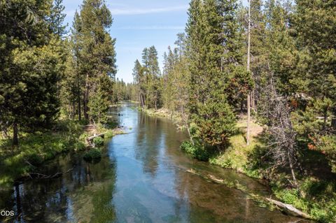 Tiny photo for 15194 E River Loop Drive E, Bend, OR 97707 (MLS # 220222710)