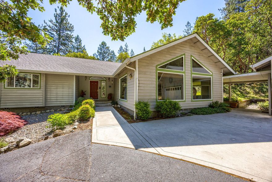 Majestic mountain views.
 Lovely Custom Home! Featuring a beautiful 3 bedroom, 2 bath home with 2738 sf. built in 1998. Great room with fireplace and vaulted ceiling. The cook will love the large open kitchen with island, granite counters and an abundance of cabinets. Slider to large covered deck will be great for entertaining family and friends.  Get your weekend barbecues. going.  En-suite bedroom with walk-in closets, dual sinks, soaking tub and separate shower. Family room will be gathering spot for every occasion. Detached over-sized 2 car garage. Nestled on 2.55 acres, paved driveway and low maintenance landscaping. Great location; close to town and shopping. Don't miss seeing this one.