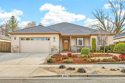 Photo of 1937 Woodside Drive, Medford, OR 97501 (MLS # 220217137)
