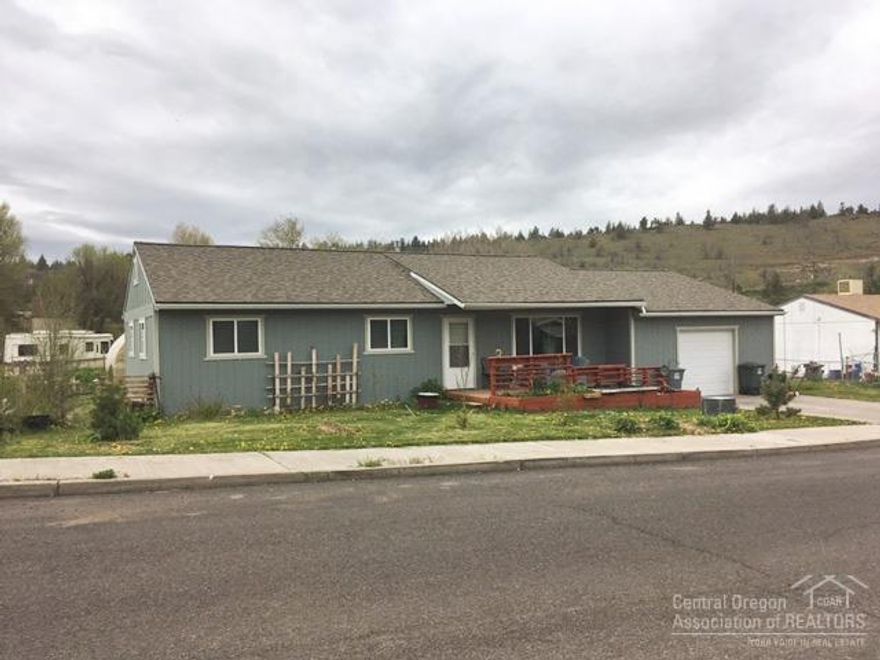 Great 3 bedroom, 2 bath with newer windows, siding and roof. Gas furnace and gas hot water heater. Large lot with back yard fencing. Includes a green house.