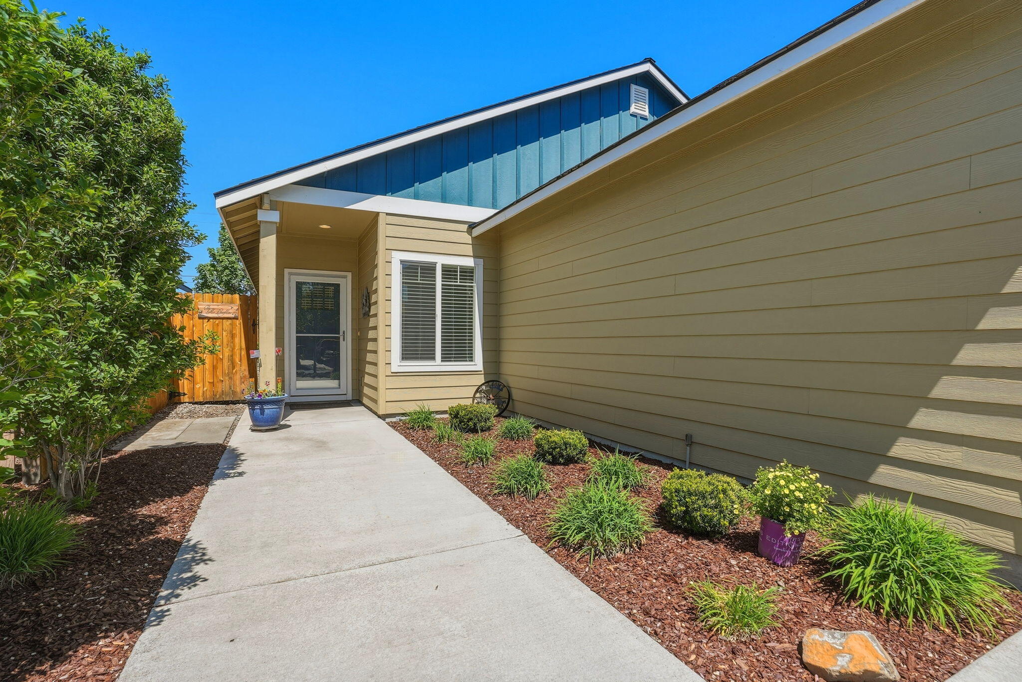 2933 NW Hemlock Lane