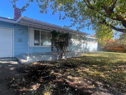 Photo of 1735 Chinchalla Way, Klamath Falls, OR 97603 (MLS # 220211259) Photo of 1735 Chinchalla Way, Klamath Falls, OR 97603 (MLS # 220211259)