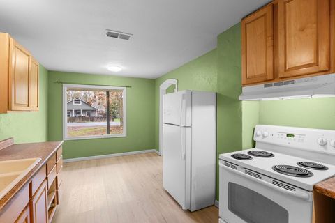 Tiny photo for 1333 Spring Street, Medford, OR 97504 (MLS # 220213088)