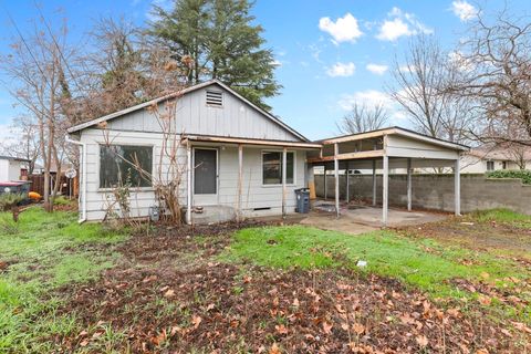 Tiny photo for 1333 Spring Street, Medford, OR 97504 (MLS # 220213088)