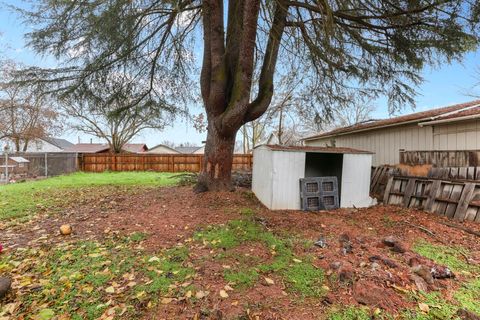 Tiny photo for 1333 Spring Street, Medford, OR 97504 (MLS # 220213088)