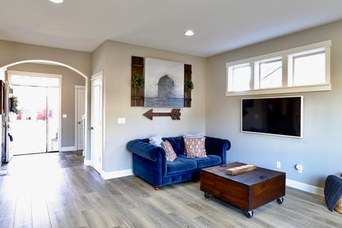 Tiny photo for 2773 NW Greenwood Avenue, Redmond, OR 97756 (MLS # 220217307)