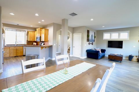 Tiny photo for 2773 NW Greenwood Avenue, Redmond, OR 97756 (MLS # 220217307)