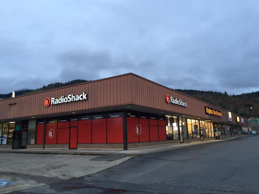 2000 sqft space available in The Diamond Home Improvement Center. The Radio Shack space. High exposure corner location. $1.25/sf/mo., Net3. Owner reserves the right to approve tenant and use.