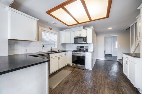 Tiny photo for 563 Rock - 152 Maple Street, Ashland, OR 97520 (MLS # 220212536)