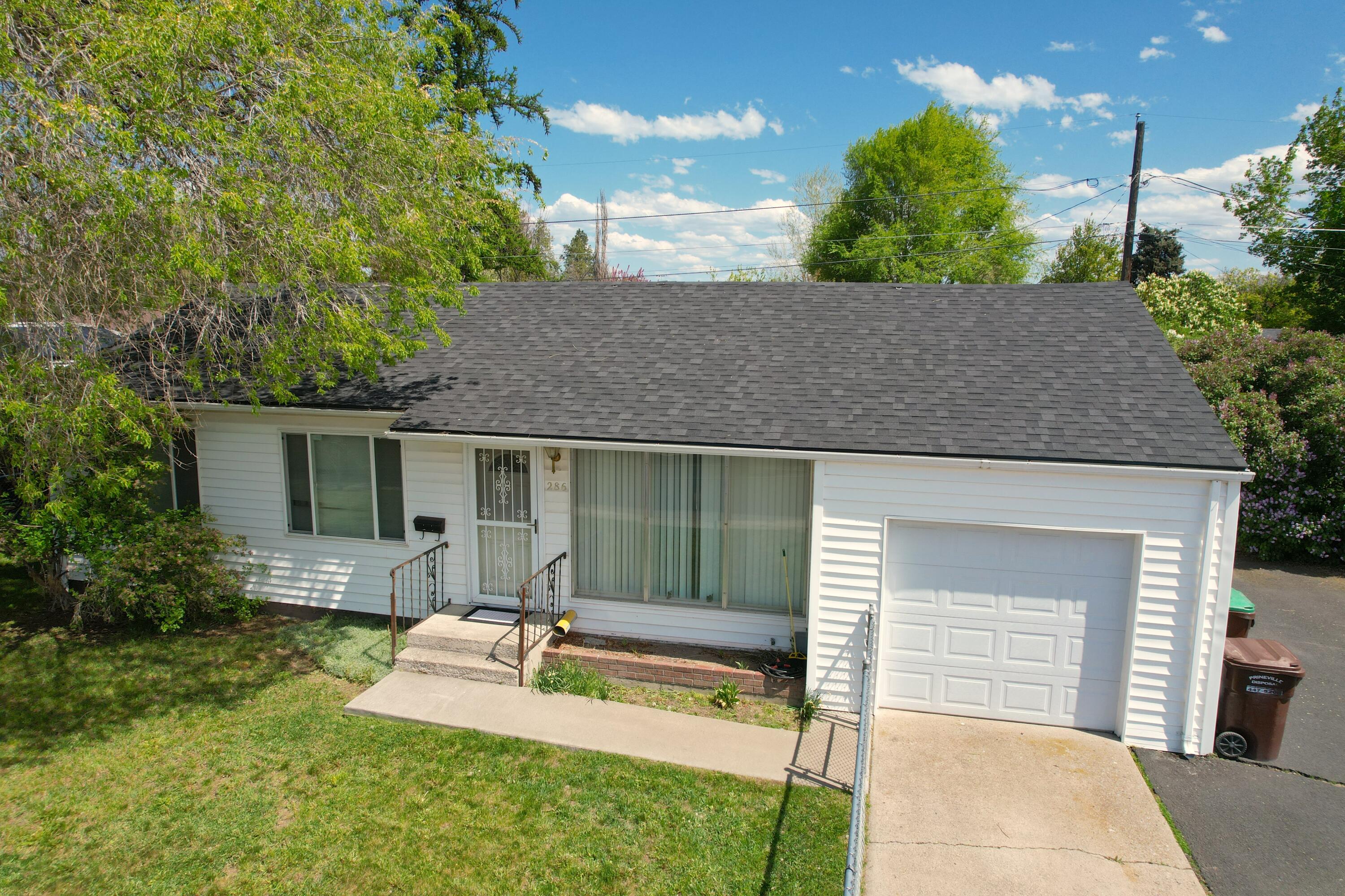 286 SW Deer Street