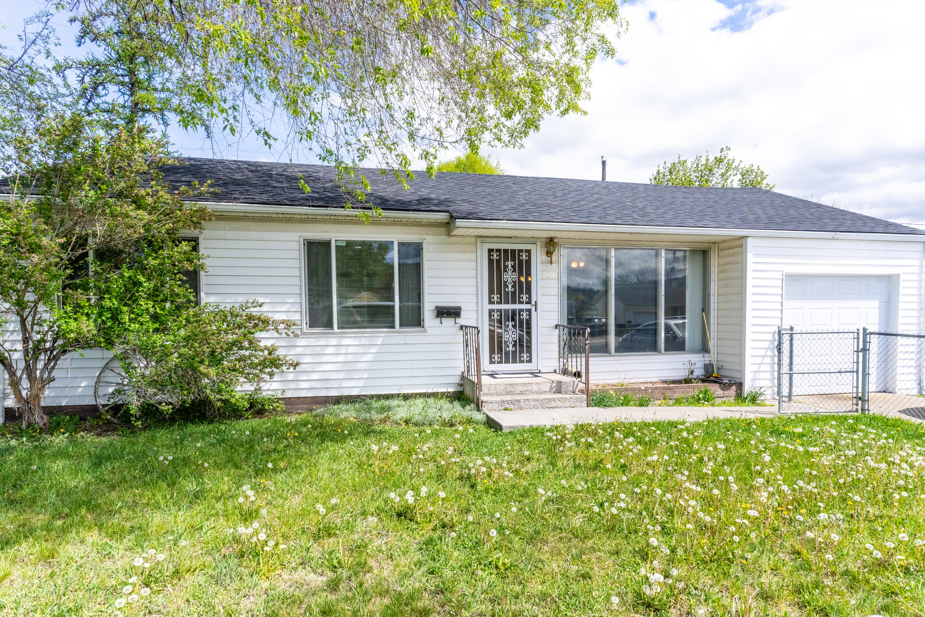 286 SW Deer Street
