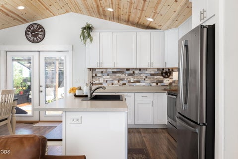 Tiny photo for 541 SW Sunrise Circle, Metolius, OR 97741 (MLS # 220224353)