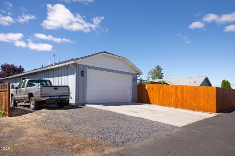 Tiny photo for 541 SW Sunrise Circle, Metolius, OR 97741 (MLS # 220224353)