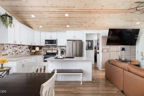 Tiny photo for 541 SW Sunrise Circle, Metolius, OR 97741 (MLS # 220224353)