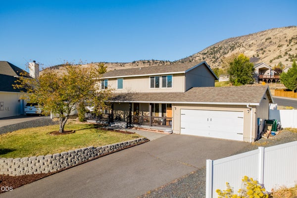 111 HUNTER CT, KLAMATH FALLS, OR 97603 - Image 2d1e42a2bcd1fa2896670a4580c738f2/16836306