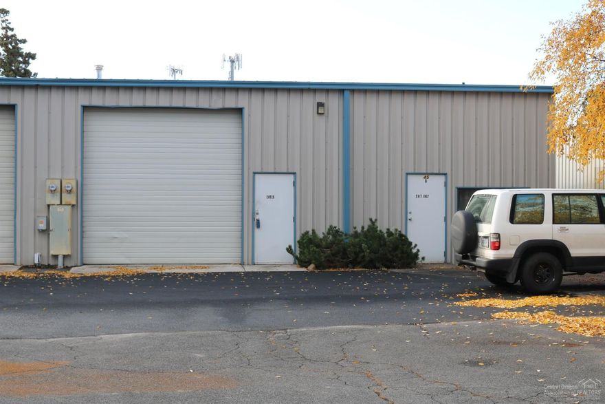 Centrally located industrial flex space in SE Bend with office and restroom. Ready for immediate occupancy and very competitively priced.