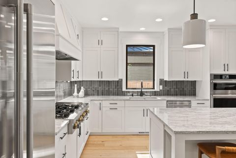 Tiny photo for 1185 NW Singleton Place, Bend, OR 97703 (MLS # 220212664)