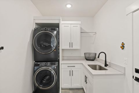 Tiny photo for 1185 NW Singleton Place, Bend, OR 97703 (MLS # 220212664)