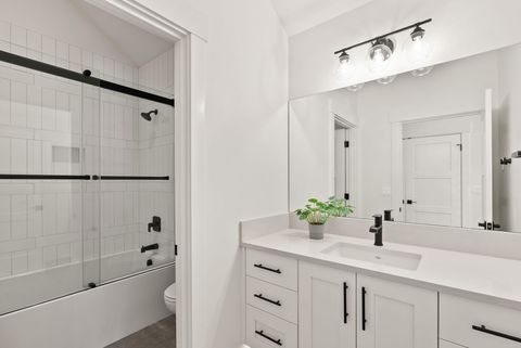 Tiny photo for 1185 NW Singleton Place, Bend, OR 97703 (MLS # 220212664)