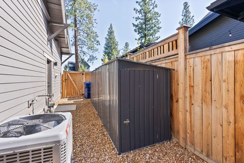 Tiny photo for 1185 NW Singleton Place, Bend, OR 97703 (MLS # 220212664)