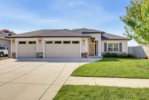 3726 ARIZONA DR, MEDFORD, OR 97504 - Image 2d3fc757352dc77f69fe7bd3a02b9edf/3970814262
