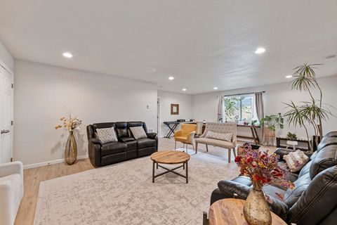 Tiny photo for 457 Elm Street, Phoenix, OR 97535 (MLS # 220219519)