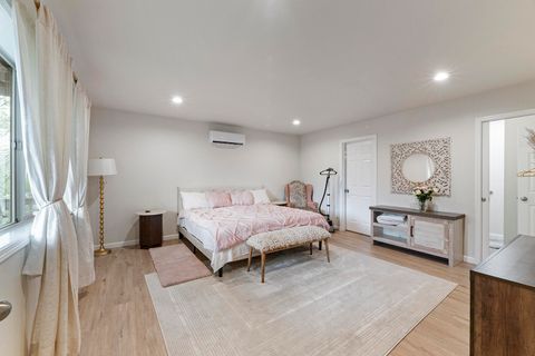 Tiny photo for 457 Elm Street, Phoenix, OR 97535 (MLS # 220219519)