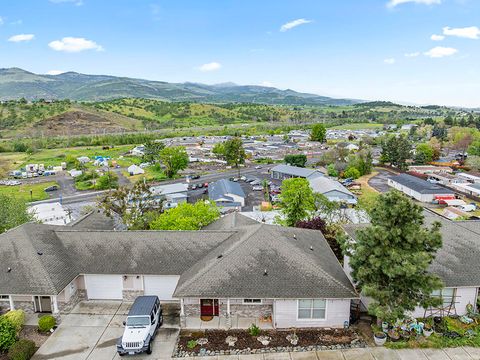 Photo of 457 Elm Street, Phoenix, OR 97535 (MLS # 220219519)