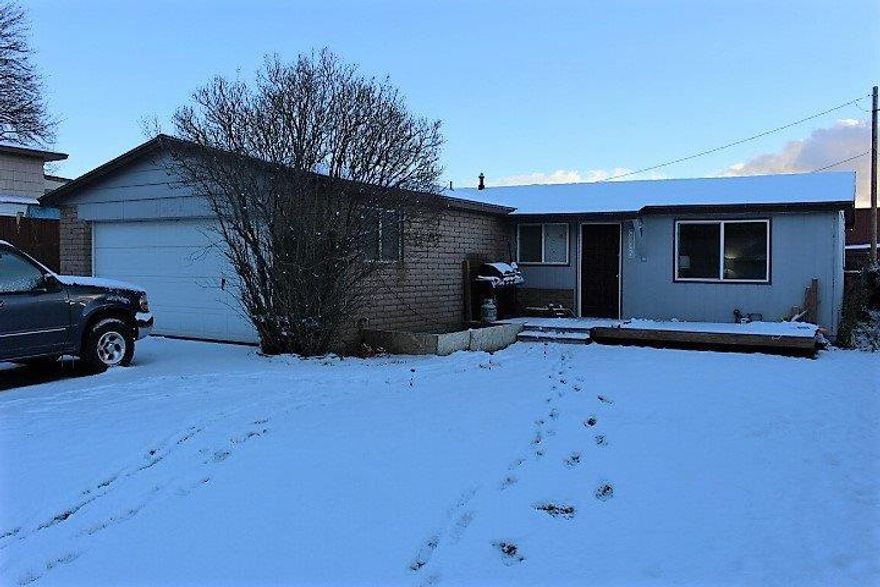 Great south suburban location on a quite street. This 2 bedroom 2 bath home offers a large master bedroom with great closet space and a bonus room that could be used as a third bedroom.