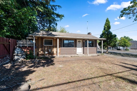 Photo of 1004 S Grape Street, Medford, OR 97501 (MLS # 220223314)