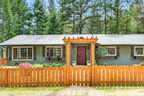 Photo of 9105 W Evans Creek Road, Rogue River, OR 97537 (MLS # 220219777)
