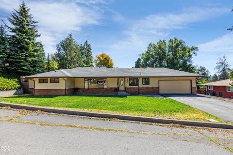 Photo of 1850 Lawrence Street, Klamath Falls, OR 97601 (MLS # 220229585)