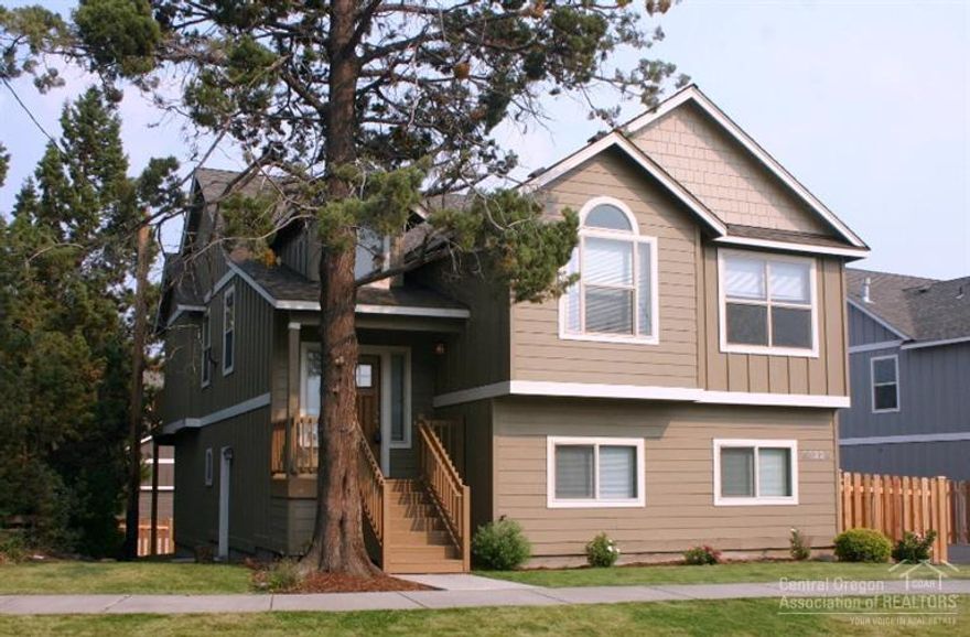 Wonderful 2 level home w/ recent upgrades including new carpet, paint inside & out. Master bedroom w/ walk in closet & dual vanity plus 2 addt'l bedrooms on main level. Kitchen features SS appliances, breakfast bar, tile surround, gas range. Open vaulted dining & living room w/ gas fireplace. Lower level includes 4th BR, full bath plus HUGE bonus room. Double car garage w/ work space. Premium end of street corner lot, landscaped with sprinklers.