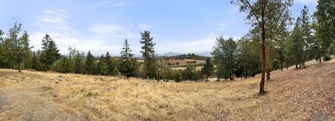 Tiny photo for 70 Vineyard View Circle, Medford, OR 97501 (MLS # 220213166)