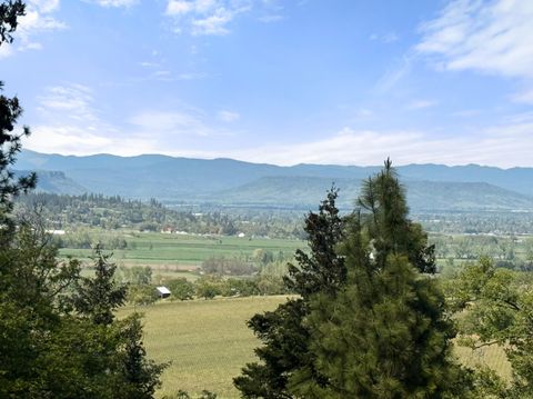 Tiny photo for 70 Vineyard View Circle, Medford, OR 97501 (MLS # 220213166)