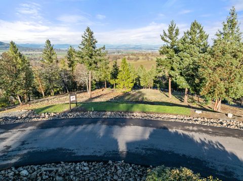 Tiny photo for 70 Vineyard View Circle, Medford, OR 97501 (MLS # 220213166)