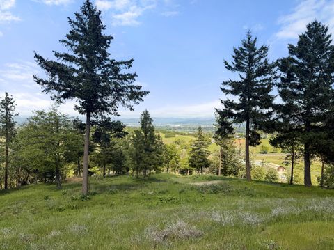Tiny photo for 70 Vineyard View Circle, Medford, OR 97501 (MLS # 220213166)