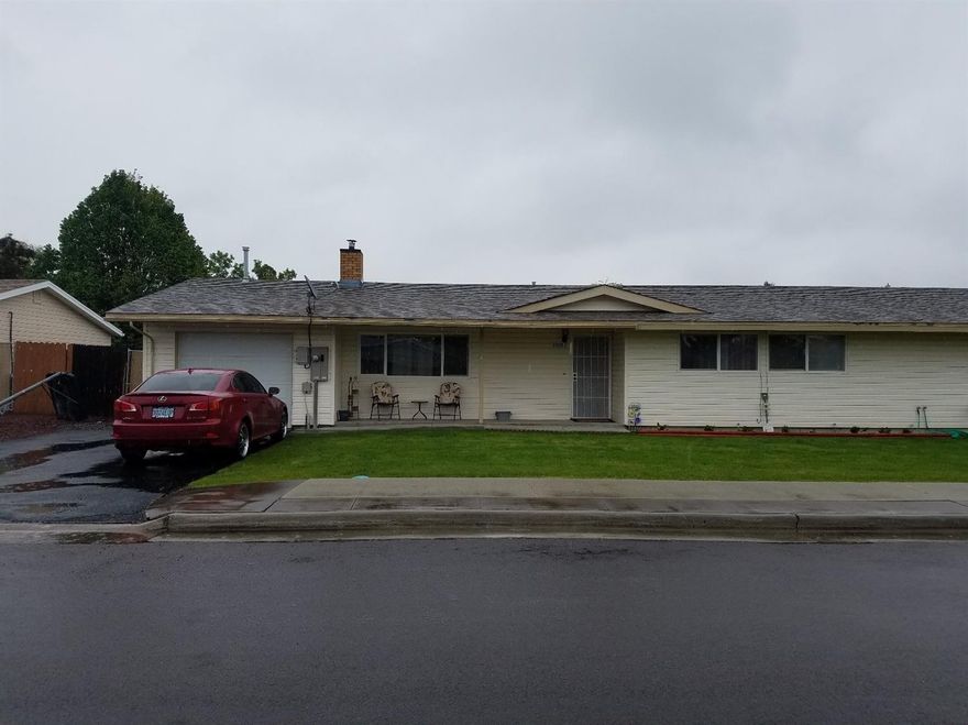 This cute condo is priced to sell fast! Recently renovated with new flooring throughout, fresh paint, tiled bathroom & many more finishing touches. This 3 bed/1 bath home is completely ready for you to move right in. Fenced backyard with garden area and RV parking with alley access make this perfect for your next home. Don't miss this one!