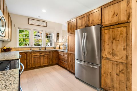 Tiny photo for 597 W Jefferson Avenue, Sisters, OR 97759 (MLS # 220211200)