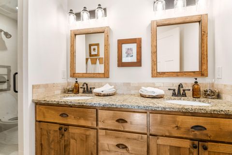 Tiny photo for 597 W Jefferson Avenue, Sisters, OR 97759 (MLS # 220211200)