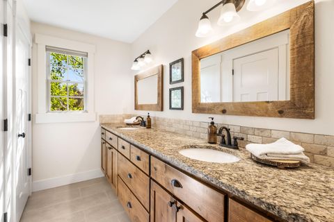 Tiny photo for 597 W Jefferson Avenue, Sisters, OR 97759 (MLS # 220211200)