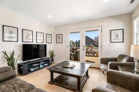 Tiny photo for 597 W Jefferson Avenue, Sisters, OR 97759 (MLS # 220211200)