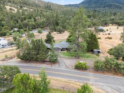 Photo of 555 Grouse Creek Road, Grants Pass, OR 97526 (MLS # 220224350)