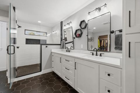 Tiny photo for 9536 Kestrel Road, Klamath Falls, OR 97601 (MLS # 220215653)