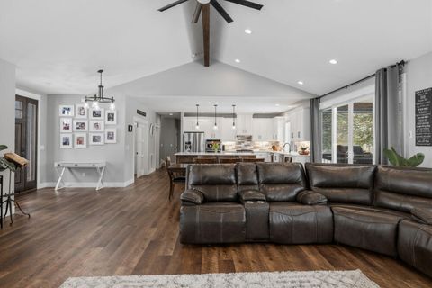 Tiny photo for 9536 Kestrel Road, Klamath Falls, OR 97601 (MLS # 220215653)