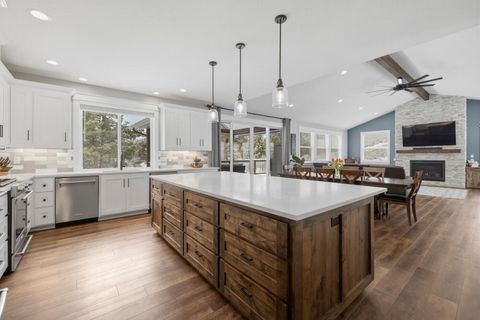 Tiny photo for 9536 Kestrel Road, Klamath Falls, OR 97601 (MLS # 220215653)