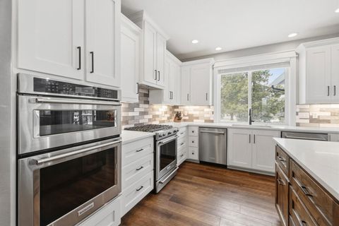 Tiny photo for 9536 Kestrel Road, Klamath Falls, OR 97601 (MLS # 220215653)