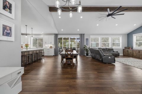 Tiny photo for 9536 Kestrel Road, Klamath Falls, OR 97601 (MLS # 220215653)