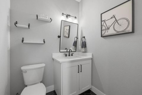 Tiny photo for 9536 Kestrel Road, Klamath Falls, OR 97601 (MLS # 220215653)